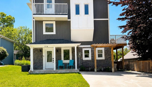 Walk to Main Beach | Sleeps 10 | Fire Pit & Games