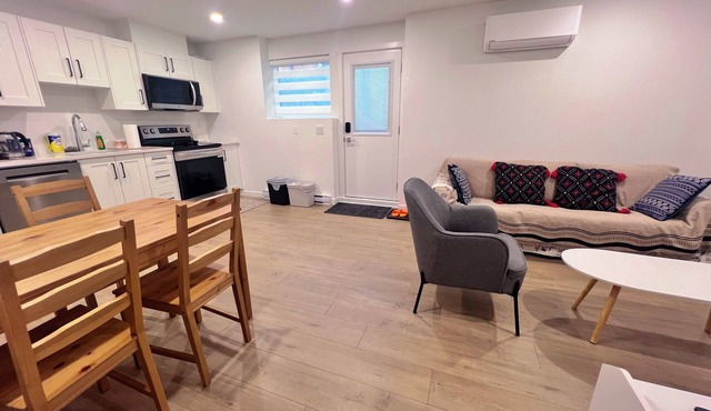 Warm space awaits your experience ! 10minutes walk to reach Langley centre.