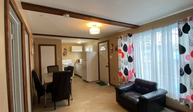 Wasaga Beach Walk to main end Free Parking Free Wifi
