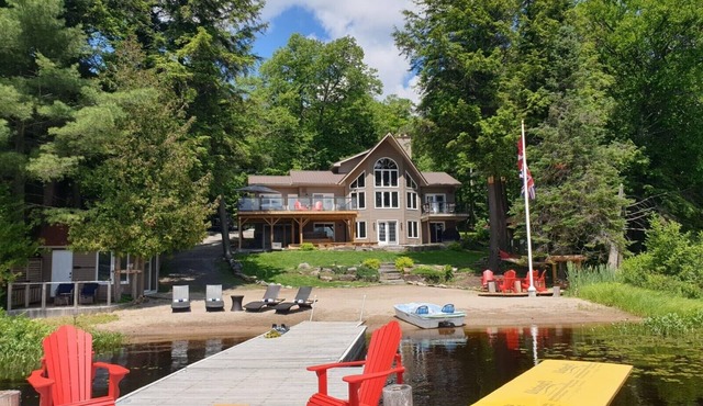 Water Front Cottage on Lake Mirage, Private Dock, Sandy Beach and Hot Tub!