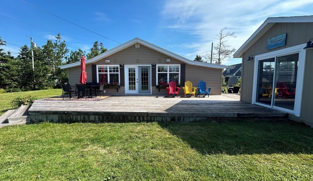 Water View Cottage With Hot Tub, Just Minutes To North Shore Beach