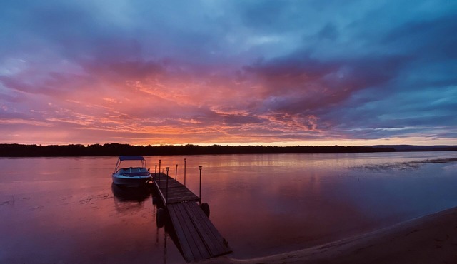 Waterfront Beach Paradise - 3 Bed, 2 Washroom Cottage with Outdoor Bar