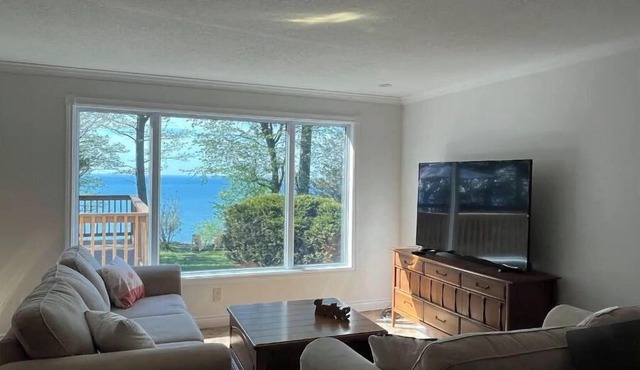 Waterfront All-season Home - Cliff Haven on Huron