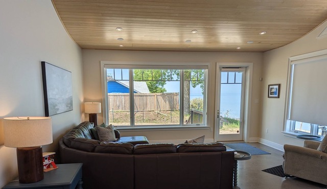 Waterfront beach house in beautiful Port Franks
