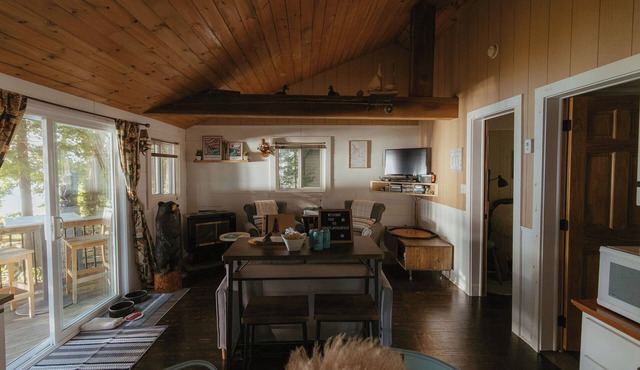 Waterfront Cabin on Boat Lake! 2bed, 1bath, Pet Friendly. A serene getaway!