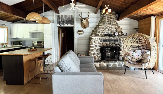 Waterfront charming 3-bedroom cottage at Lac Labelle with hot tub and WiFi in la minerve