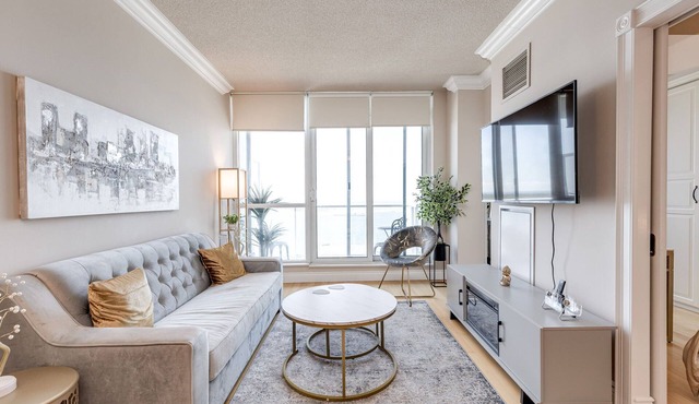 Waterfront Condo at Prime Harbourfront Location