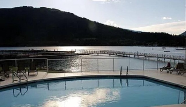 Waterfront condo on Mara Lake w/Hot Tub and Pool