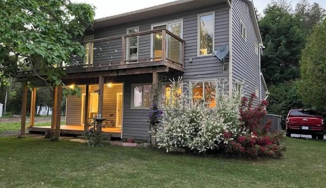 Waterfront Cottage facing Lake Ontario with 3 bedrooms, two bathrooms