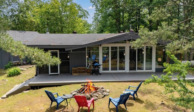 Waterfront Cottage-Muskoka Room, Hot tub & Firepit