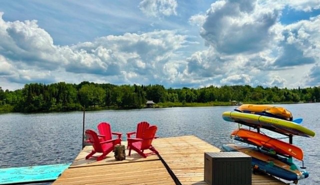 Waterfront cottage with games room on Lake Cecebe