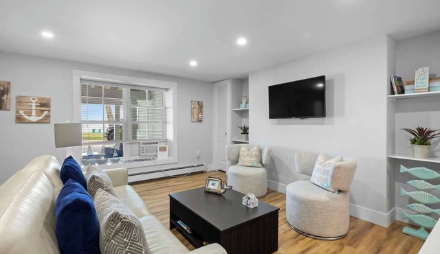 Waterfront Deluxe King Suite Condo Downtown Chtown
