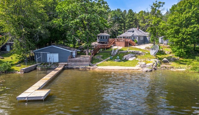 Waterfront Lake Muskoka cottage one thousand and one night