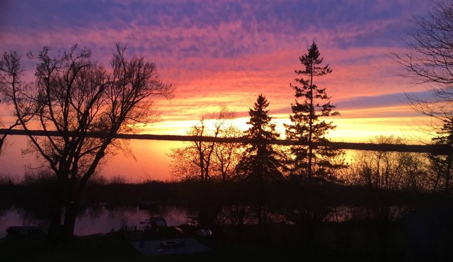 Waterfront Loft is a cozy quiet self contained apartment on Lake Scugog.