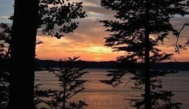 Waterfront log chalet. The perfect getaway, a hidden gem. in Glovertown