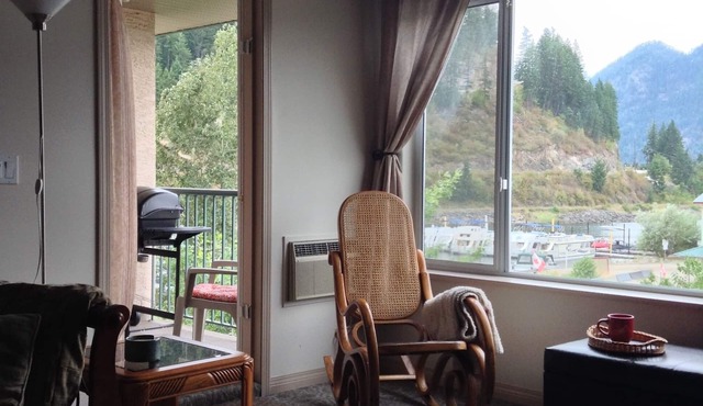 Waterfront Penthouse + private dock, pool & hot tub DistrictLic.8302011-BL00200