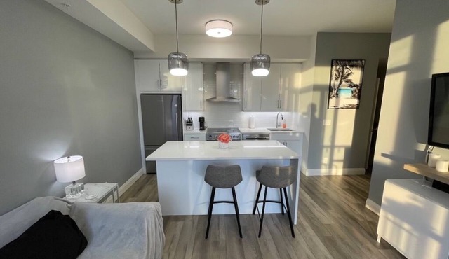 Waterfront retreat Burlington Hiking, Beach, shopping, restaurants Pet friendly
