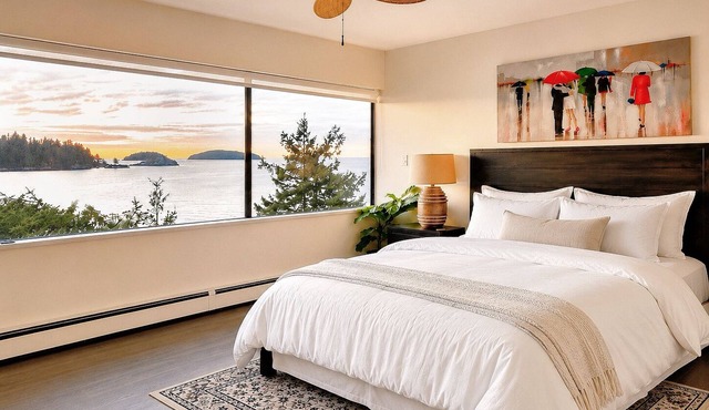 Waterfront Room with Private Bath and Deck Near Marina, Private Beach Access