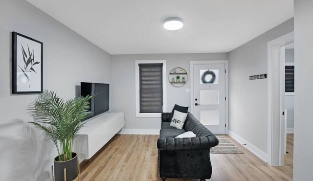Welcome To Our Modern 2Bdrm/1Bth w/Laundry/BBQ