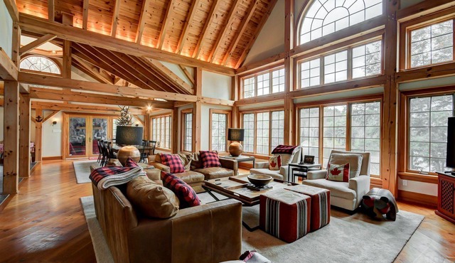 Welcome to this 4,200 sq. ft, 7 bedroom Cottage on Lake of Bays! Sleeps 16
