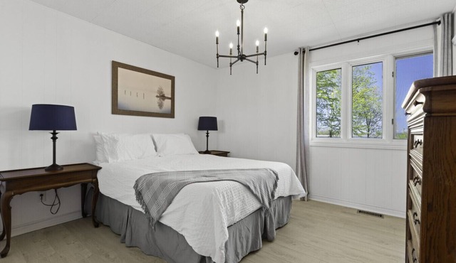 Westlake waterfront, hot tub, dock,4 mins to beach