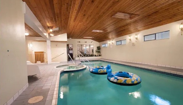 Westside Pool Home-8 min to Downtown by CAD Line