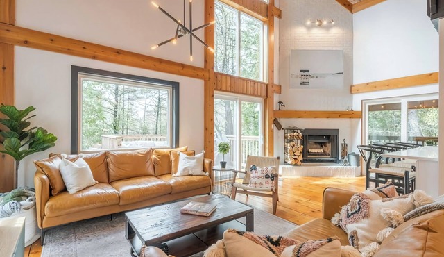 Whispering Pine Lakefront Four Season Cottage