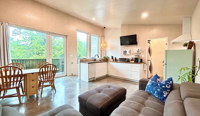 White Haus - Cozy rainforest retreat 5 minutes walk to Big Beach. Private sauna!