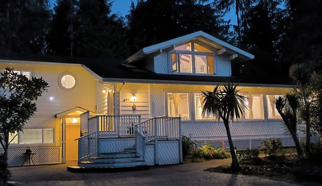 White House Tofino Downtown Villa