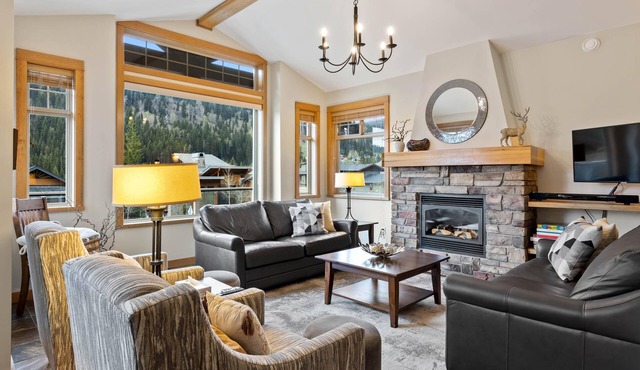 White Pines Chalet: Stunning, Pet friendly, 4BDRM Chalet w/Private Hot tub.