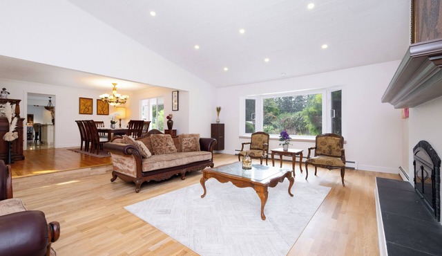 White Rock Luxury Retreat 5BR Surrey Home w/Pool