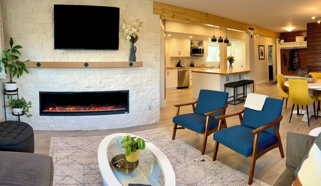 White Stone Suite, 2BRM, Cozy Fireplace, Open Concept, Pet-Friendly