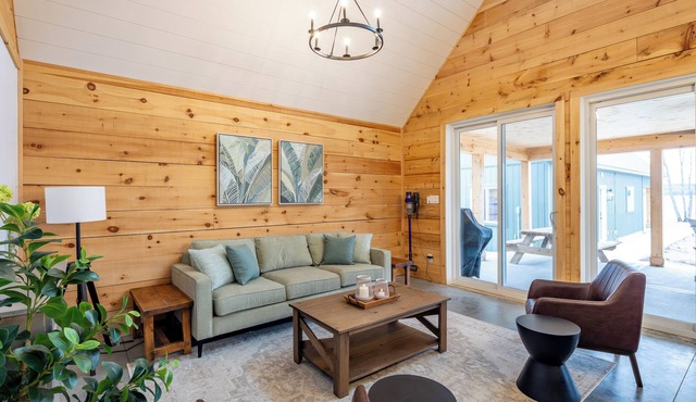 Xenia Luxury Lakefront Cottage w/ Hot Tub & Sauna