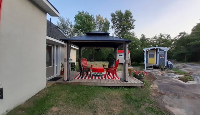 Yellow Door - Cabinn" Off The Grid"nSurrounded by Mountains, Lakes & Nature nn