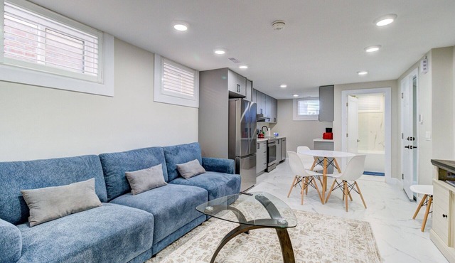Yorkdale Mall 2 bed walk to subway plus 3 car parking and huge backyard
