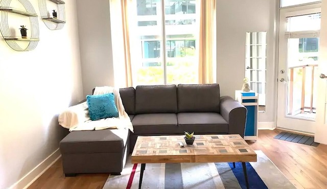 Yorkville Bloor Suites- 2 minutes walk to Transit