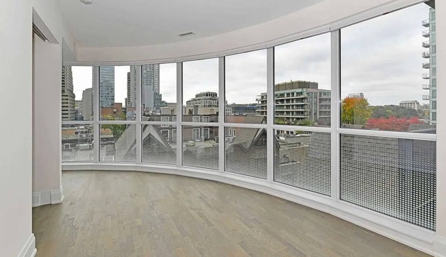 YORKVILLE LUXURY CORNER SUITE!