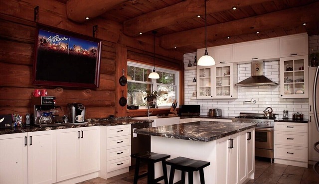 You’ll be charmed by this stunning log cabin perched on the mountainside.