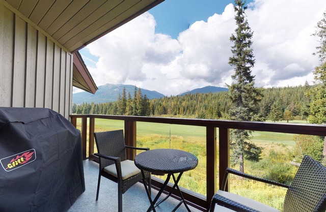 3BR | Blackcomb Greens | King Bed | Jacuzzi Tub | Fireplace | Private Balcony | Parking