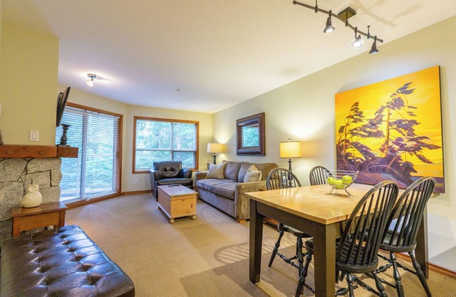 Aspens #215 Prime Ski-in Ski-out Location! Pool, Hot tubs, BBQ, sleeps 4
