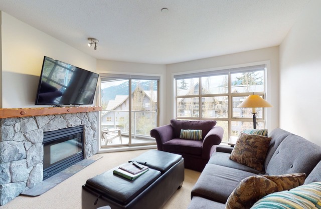 Aspens #461 Prime Ski-in Ski-out Location! Pool, Hot tubs, BBQ, sleeps 4