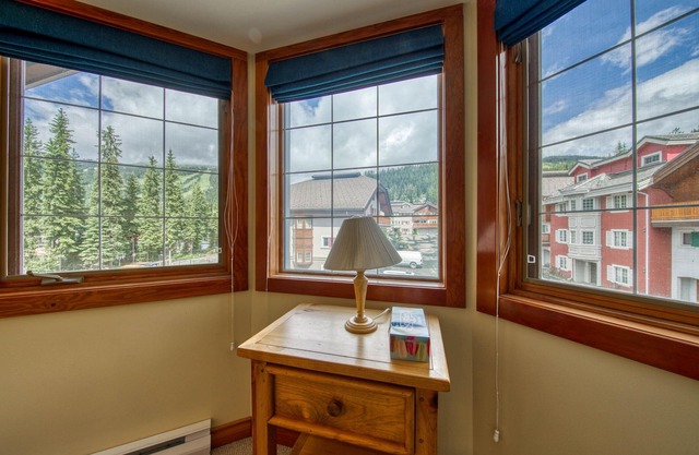 Cozy and Spacious Condo Walking Distance to Lifts and Village