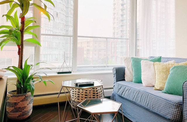 Traveler escape One Bed in DT Vancouver w/ wifi/pool/hot tub / skytrain