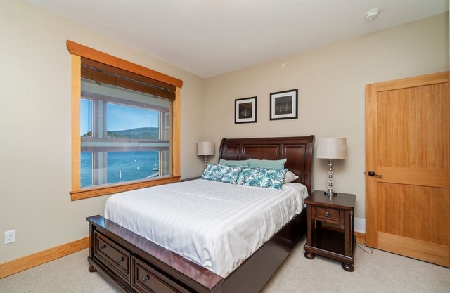 "true" Shuswap Lakefront Property - Lake Access out Your Back Door! in Blind Bay