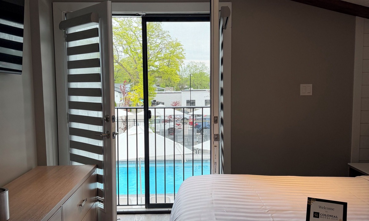 Grand Bend Hotel | Colonial Hotel & Suites