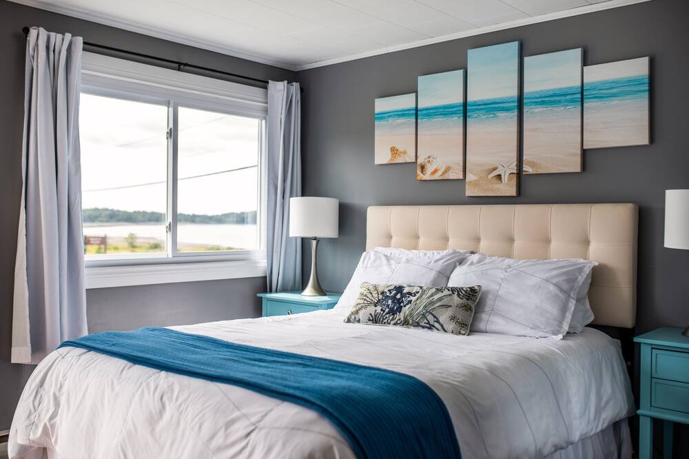 Welshpool Hotel | Friars Bay Inn & Cottages