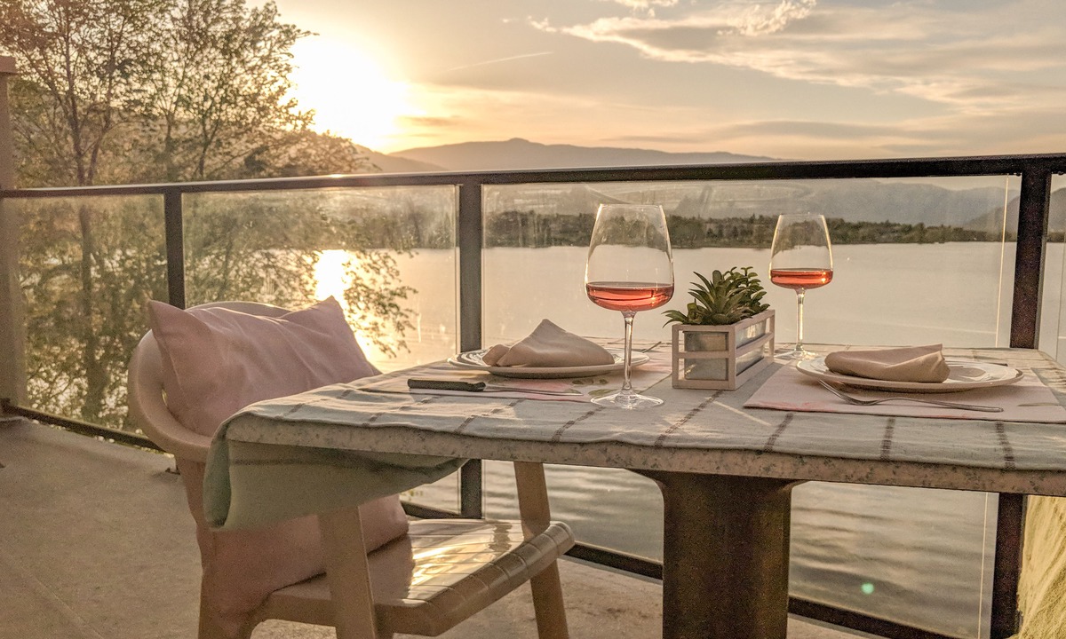 Osoyoos Condo | Desert Surfside Waterfront Accommodations