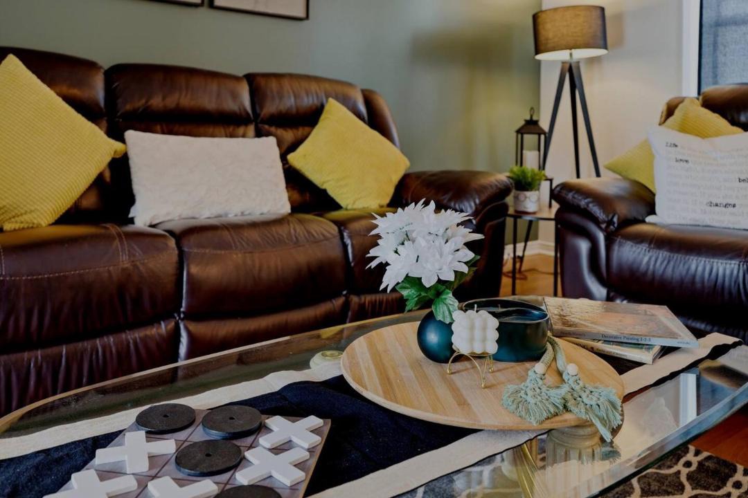 Orangeville House | Walk to Downtown Orangeville with Free Parking & Games