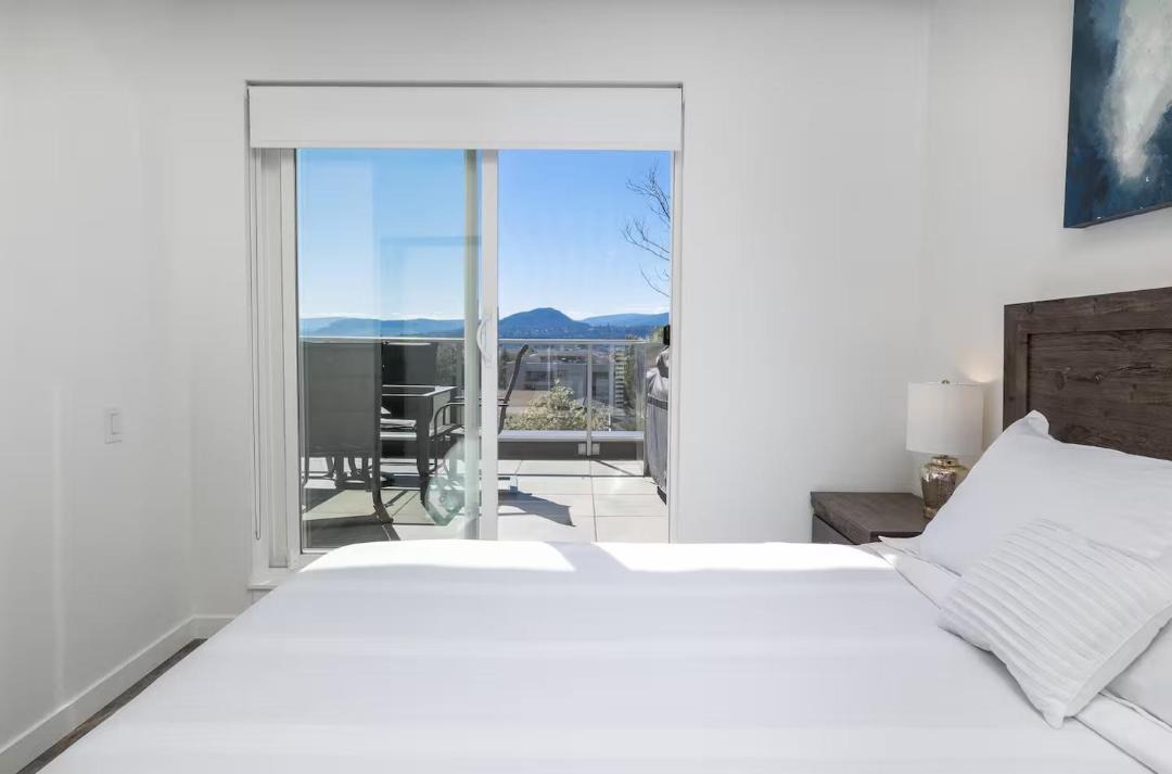 South Pandosy Apartment | 180 Mt View Huge Balcony 2BR 3Beds 2Bath 2Parkings Penthouse