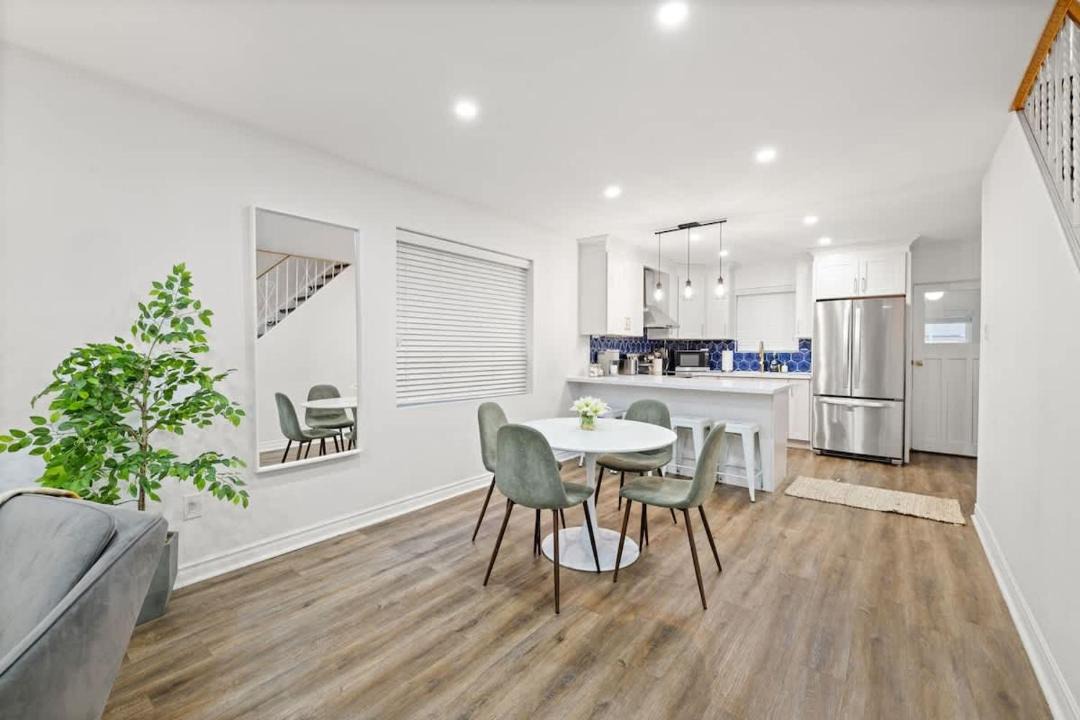 Wychwood Apartment | Stylish 3BR Urban Retreat near Christie sleeps 6 TO